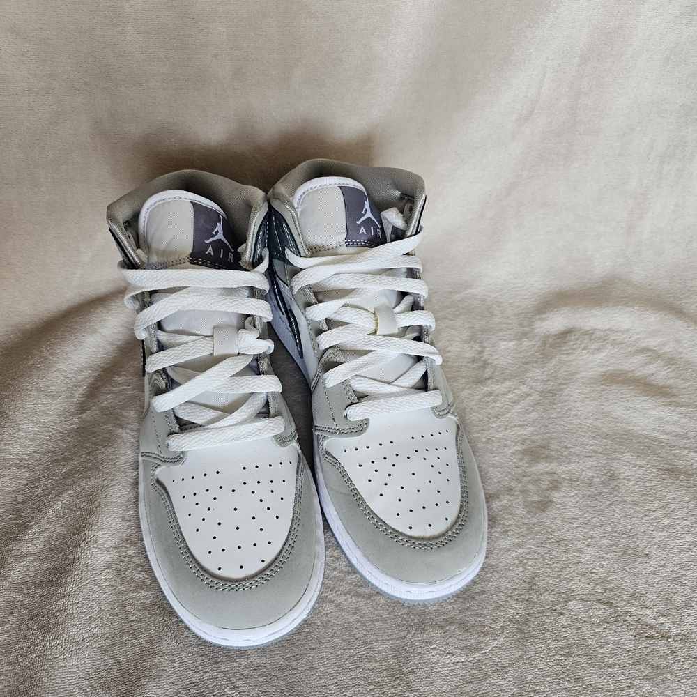 Jordan Kids Sneakers in Gray and White - Picture 2 of 6